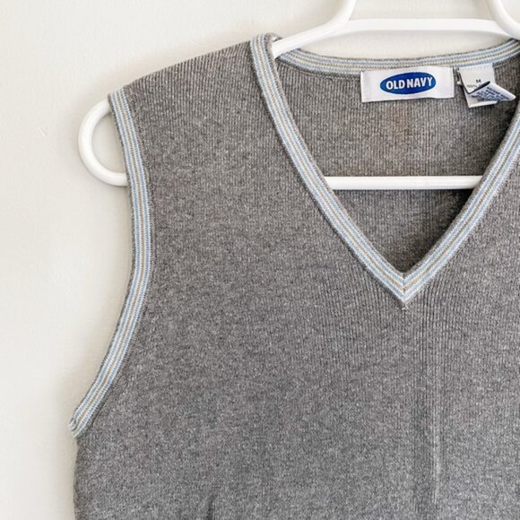 Old Navy Gray Sleeveless Sweatervest Top. Like new! Size M - Picture 3 of 4